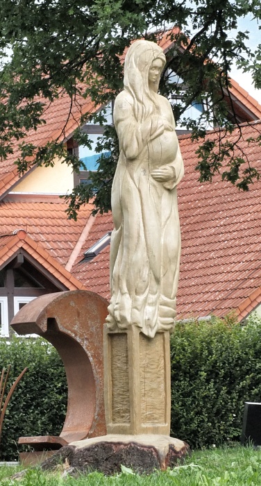 skulpturen holz schnitzen motors�ge kettens�ge geburt leben tod holzwerker